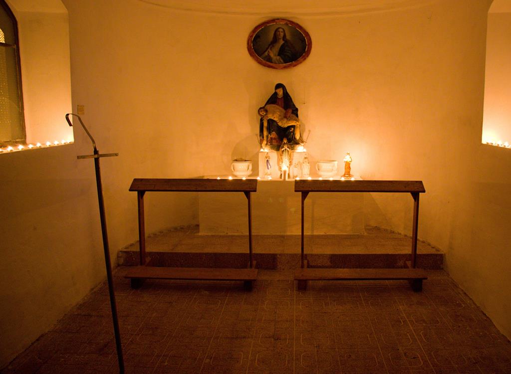 vánočně nasvícená kaplička sv. Jana Nepomuckého ve Stradově